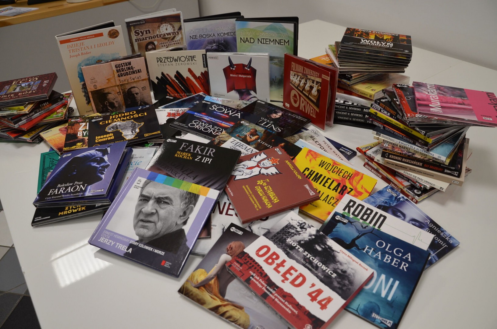 Zdjęcie do projektu "Świat książki mówionej" - zakup audiobooków dla czytelników Biblioteki Publicznej w Niepołomicach