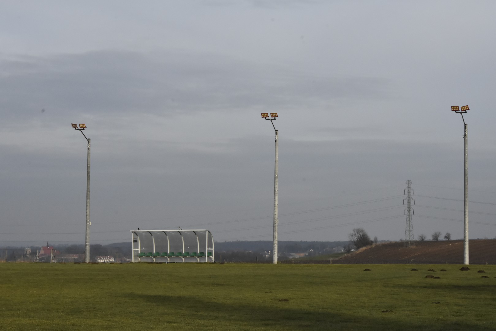 Zdjęcie do projektu Modernizacja oświetlenia boiska Klubu Sportowego Tęcza Słomiróg