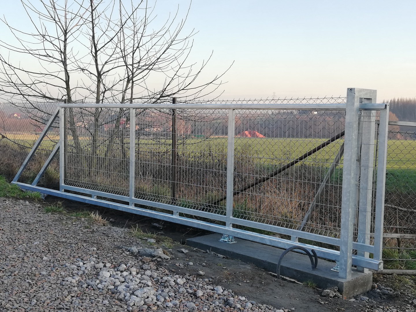 Zdjęcie do projektu Zakup i montaż bramy wjazdowej, przesuwnej wraz z furtką na boisku sportowym Lks Tęczy Słomiróg.